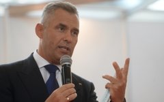 Астахов предложил лишать водительских прав за оставление детей в машине