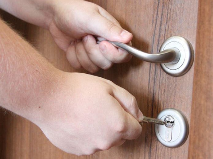 Застрял ключ в замке фото. Ключ заедает в замке. Заперает или запирает. Дверь заперта картинка. Рука ключ дверь.