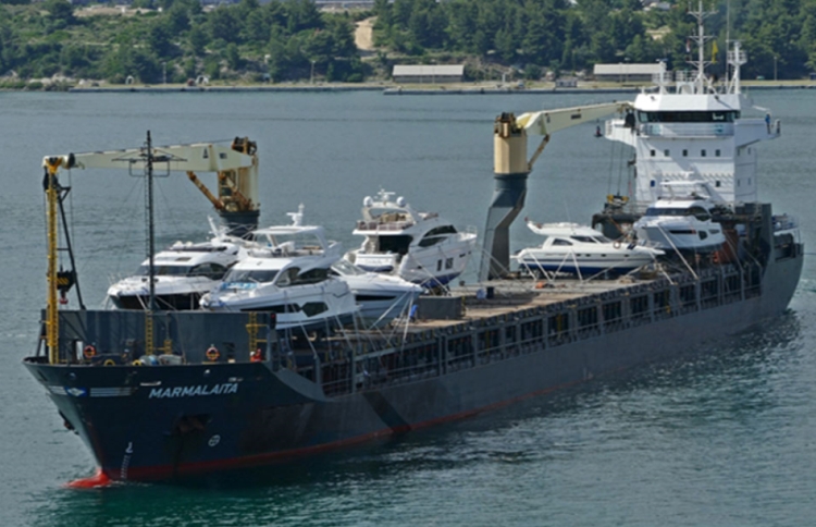 Захваченные пиратами у Камеруна российские моряки возвращаются домой