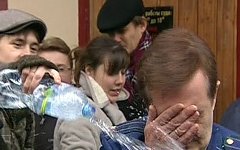 Дмитрий Путенихин обливает прокурора 28 октября 2011 года Дмитрий Путенихин обливает прокурора 28 октября 2011 года