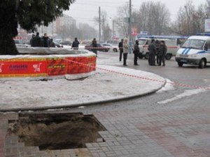 Провал плитки в Брянске. Фото с сайта ibryansk.ru Провал плитки в Брянске. Фото с сайта ibryansk.ru