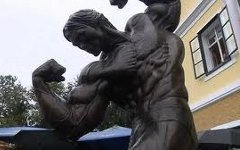 Бронзовая скульптура Арнольда Шварценеггера
