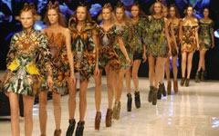 Показ Alexander McQueen Показ Alexander McQueen