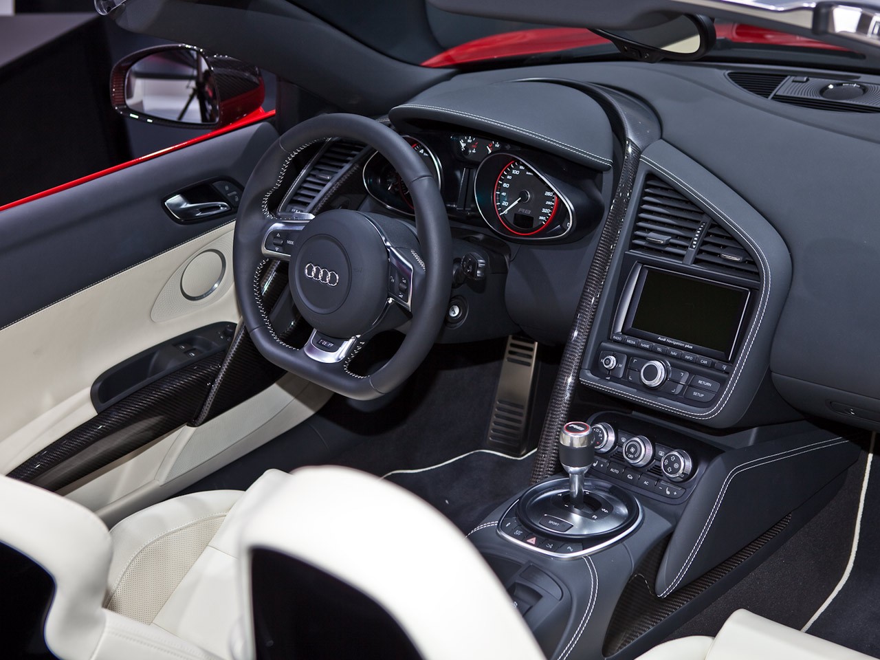 MMAC-2010. Фото 4. Салон Audi R8 Spyder