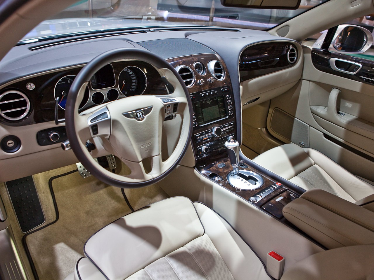 ММАС-2010. Фото 6. Салон Bentley Continental Flying Spur