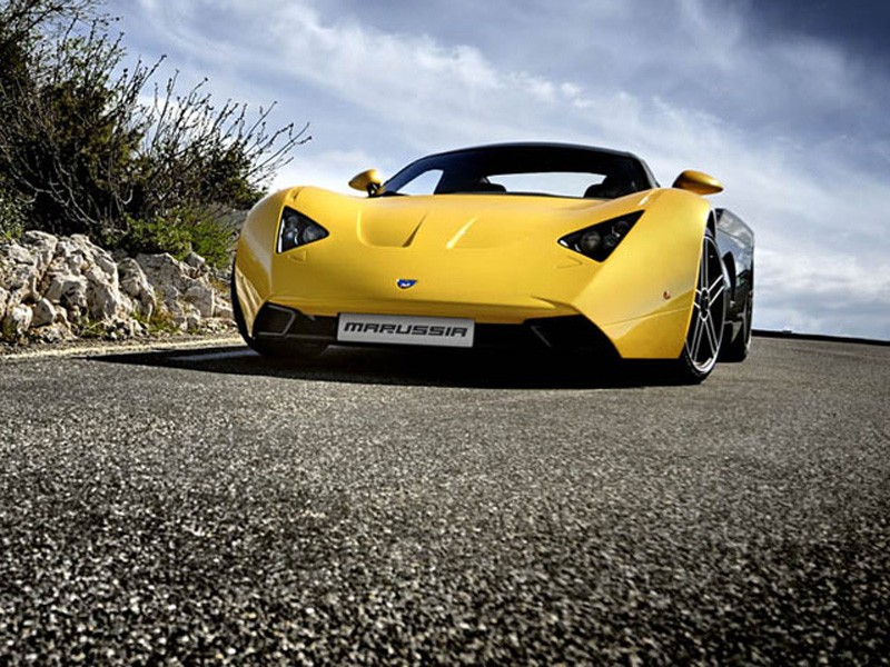 Marussia B1 на загородной трассе, вид спереди