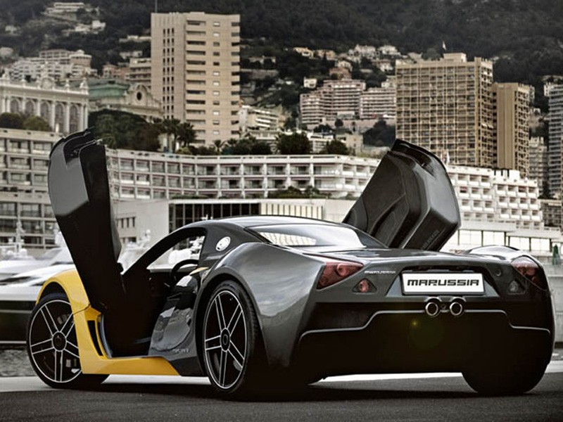 Marussia B1 с открытыми дверями, вид сзади