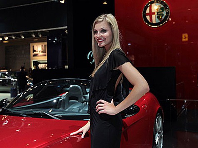 Лучшие девушки Парижского Автосалона 2010. Блондинка и красная Alfa