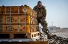 США приостанавливают поставки вооружений Киеву