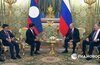 Президент Лаоса Тхонглун Сисулит подарил Владимиру Путину двух слонов