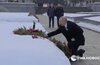 Путин возложил цветы к монументу «Рубежный камень» в Санкт-Петербурге
