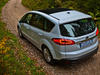 Ford S-Max на грунтовой дороге