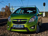 Chevrolet Spark у железнодорожной платформы