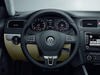 Volkswagen Jetta. Рулевое колесо и датчики передней панели