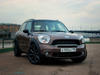 Тест-драйв MINI Countryman. Автомобиль на фоне панорамы города
