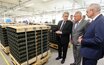 Генеральный директор Rheinmetall Армин Паппергер показывает боеприпасы  