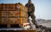 Военный США грузит боеприпасы