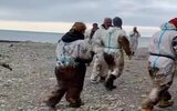 Женщинам-волонтерам запретили убирать мазут на пляжах Туапсе
