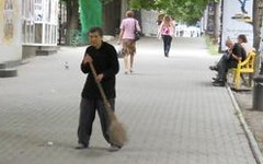 Дворники подметали бульвар в Пятигорске