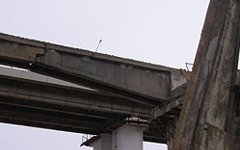 На автостраду под Екатеринбургом обрушился железнодорожный мост