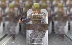 Булыжник – оружие пролетариата, щит – полицейского