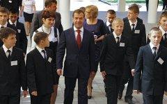 Дмитрий Медведев со школьниками © РИА Новости, Михаил Климентьев