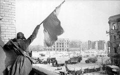 Флаг над освобожденным городом, Сталинград, 1943 год, Georgii Zelma