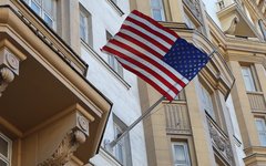 Флаг на посольстве США © KM.RU, Алексей Белкин