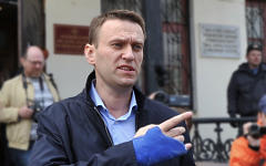 Алексей Навальный у здания суда в Кирове © РИА Новости, Рамиль Ситдиков
