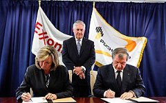 Подписание соглашения Сарой Н. Ортуэйн и Игорем Сечиным. Фото с сайта rosneft.ru