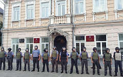 Охрана мэрии города Пугачев © РИА Новости, Дмитрий Виноградов