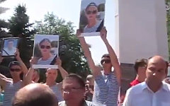 Митинг в Пугачеве. Стоп-кадр с видео в YouTube