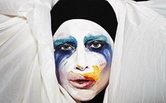 Кадр из клипа «Applause». Скриншот с YouTube