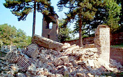 Храм Богородицы Одигитрии у Мушутиште после разрушения. Фото с сайта kosovo.net
