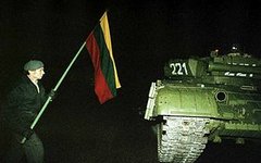 Один из протестующих с флагом около советского танка. Фото с сайта wikipedia.org
