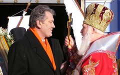 Виктор Ющенко и Филарет (Денисенко). Фото с сайта cerkva.info