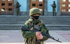Военный у здания Верховного совета Крыма © РИА Новости, Андрей Стенин
