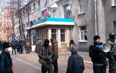 Здание МВД в Славянске. Стоп-кадр с видео в YouTube