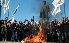 В Донецке сжигают чучело Степана Бандеры © РИА Новости, Ирина Горбасева