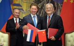 Владимир Путин, Алексей Миллер и Чжоу Цзипин. Фото с сайта gazprom.ru