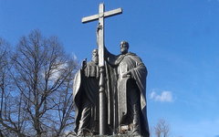 Памятник Кириллу и Мефодию в Москве. Фото C.caramba2010 с сайта wikipedia.org 