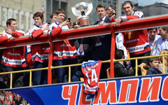 Игроки национальной сборной России по хоккею Андрей Зубарев, Данис Зарипов с сын