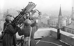 Советские зенитчики на крыше гостиницы «Москва» © РИА Новости, Олег Кнорринг
