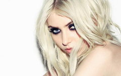Тейлор Момсен. Фото с офстраницы The Pretty Reckless в Facebook