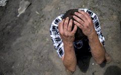 Житель станицы Луганская после авиаудара ВС Украины 