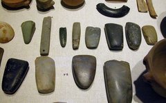 Неолитические артефакты. Фото с сайта wikimedia.org
