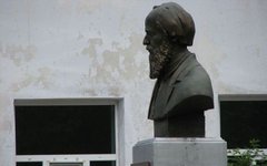 Бюст возле школы в Мезиновском. Фото Daphne mesereum с сайта wikimedia.org