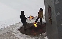 Осквернение Вечного огня подростками. Стоп кадр с YouTube
