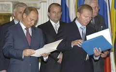 Виктор Медведчук (в центре) в 2004 году. Фото с сайта kremlin.ru 