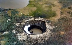Аэрофотография воронки, образовавшейся на Ямале в 2014 году